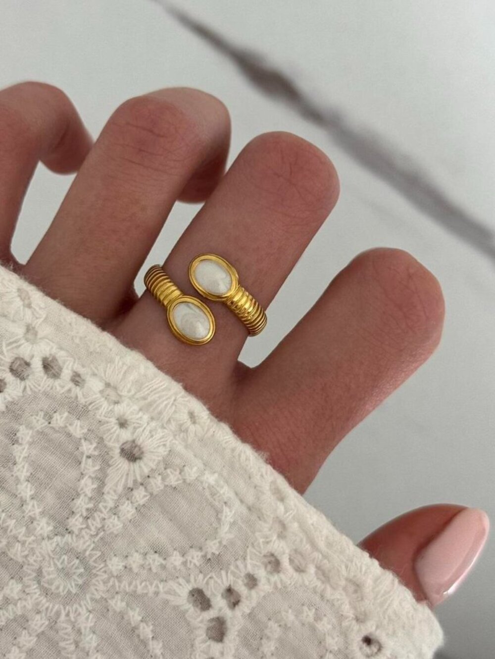 SKU0183 Vintage Gold white ring vintage style Stainless steel + gift bag